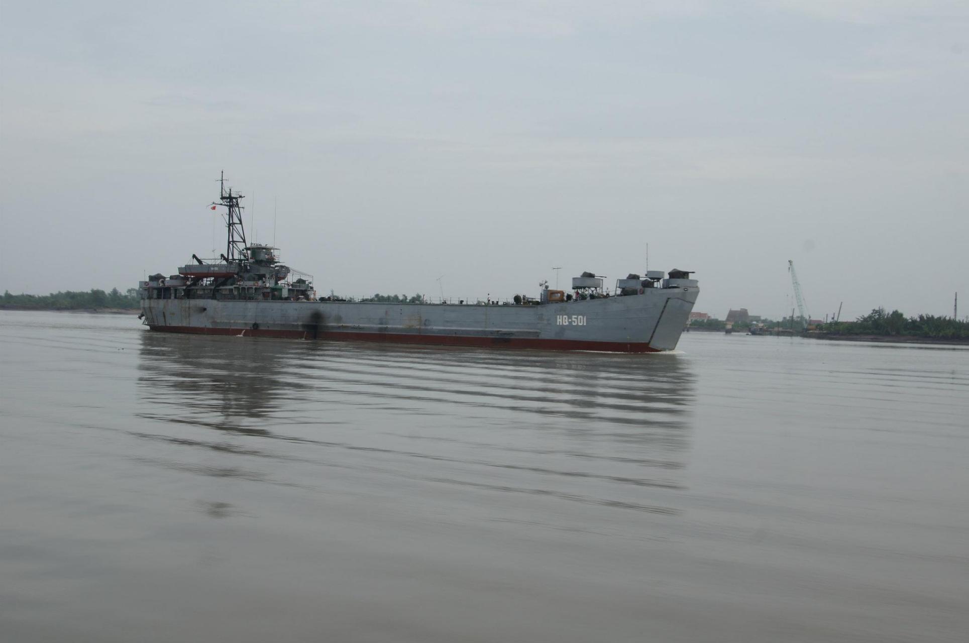 (coconino county)号坦克登陆舰)和hq-501(前lst-938马里科帕县(uss