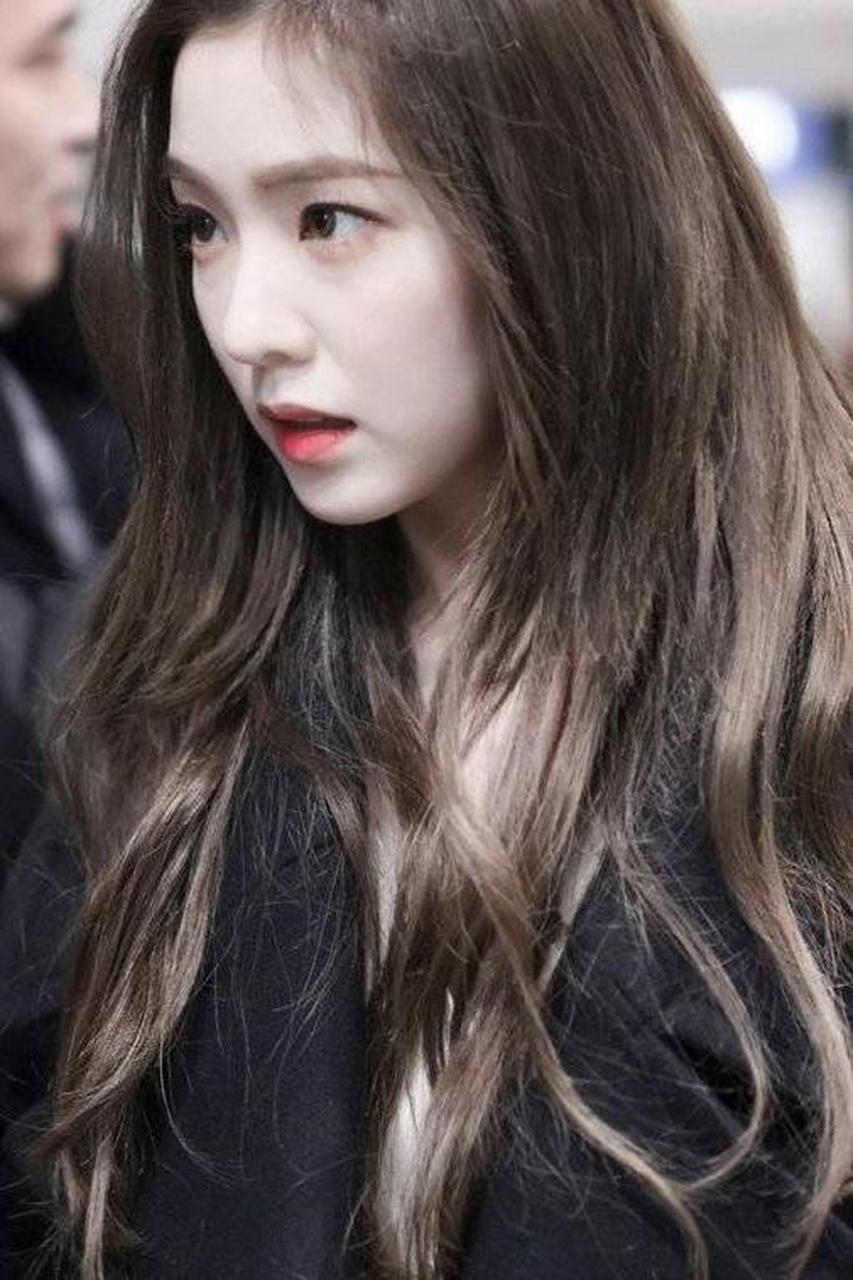 南韩公认四代女团唯一神颜裴珠泫一组街拍吸睛十足,长卷发上别着简约