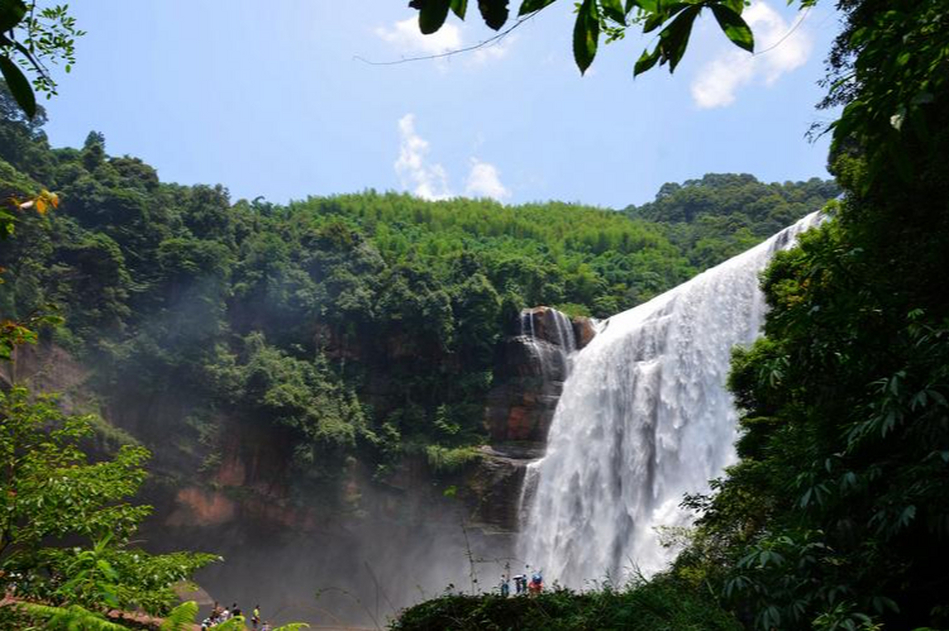 原名为十丈洞瀑布,瀑布高76米,宽80米,完全可以满足你的视觉欲望.