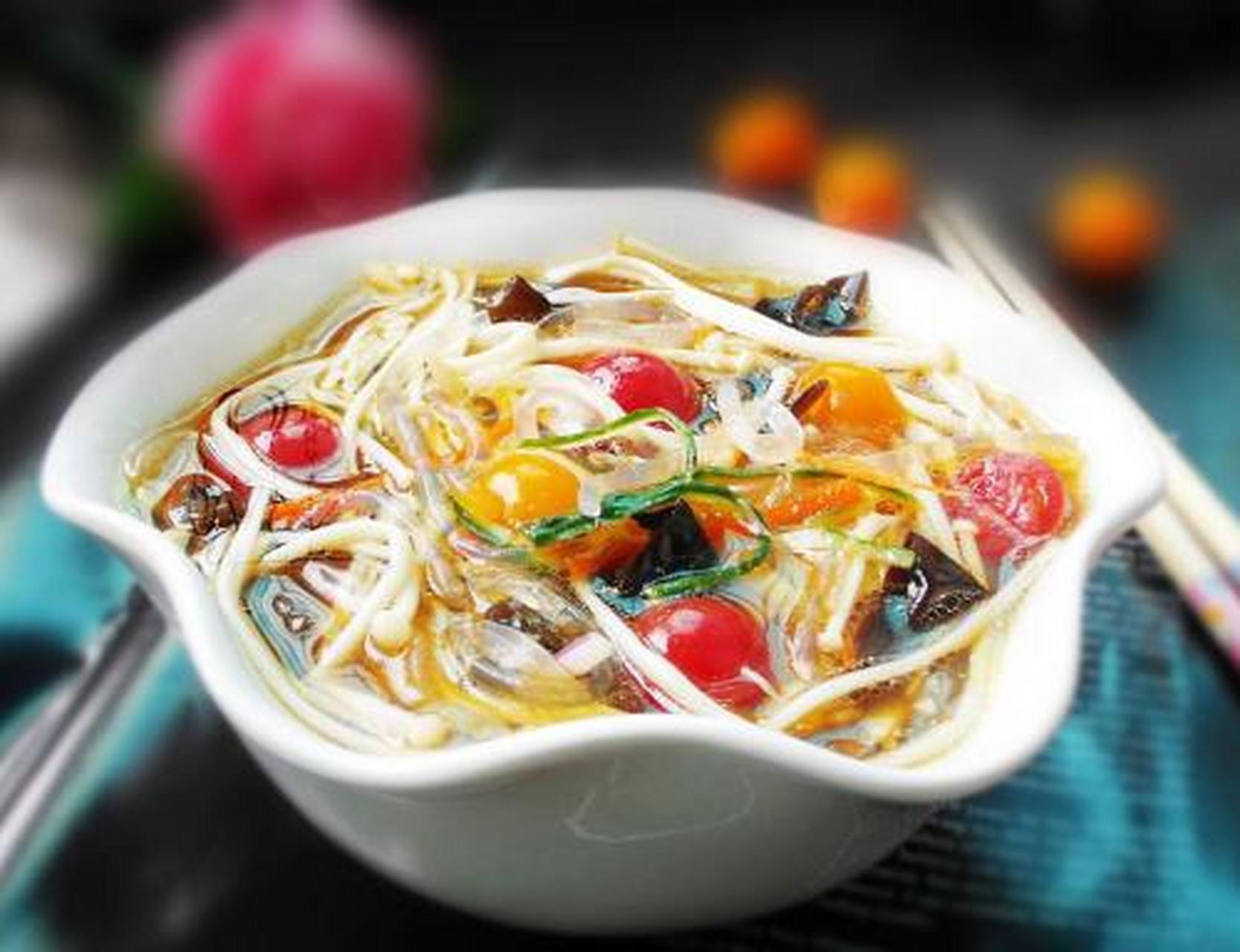 捞汁凉菜:清爽的捞汁菜是餐桌上的解腻凉菜,里面的菜可以按照自己的