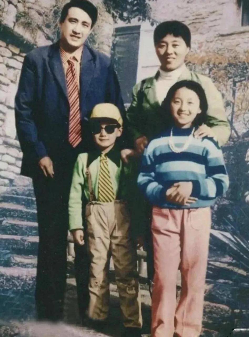 佟大为小时候的照片中,他穿着背带裤,戴着墨镜,时尚而不失童真.