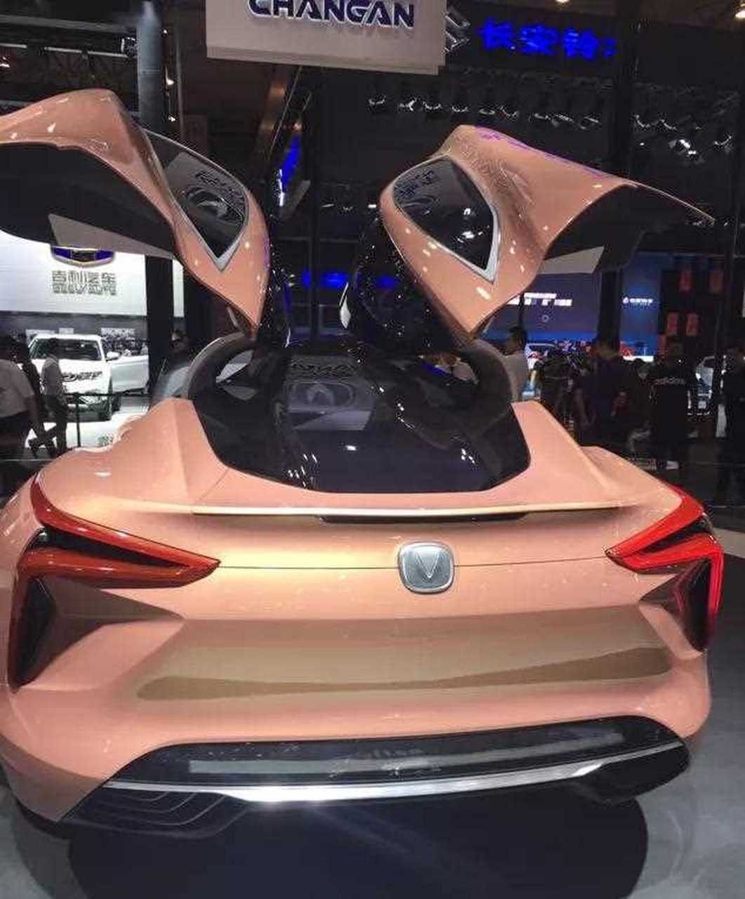 长安的概念跑车,睿骋,外形很酷,吸引了展会大把人拍照