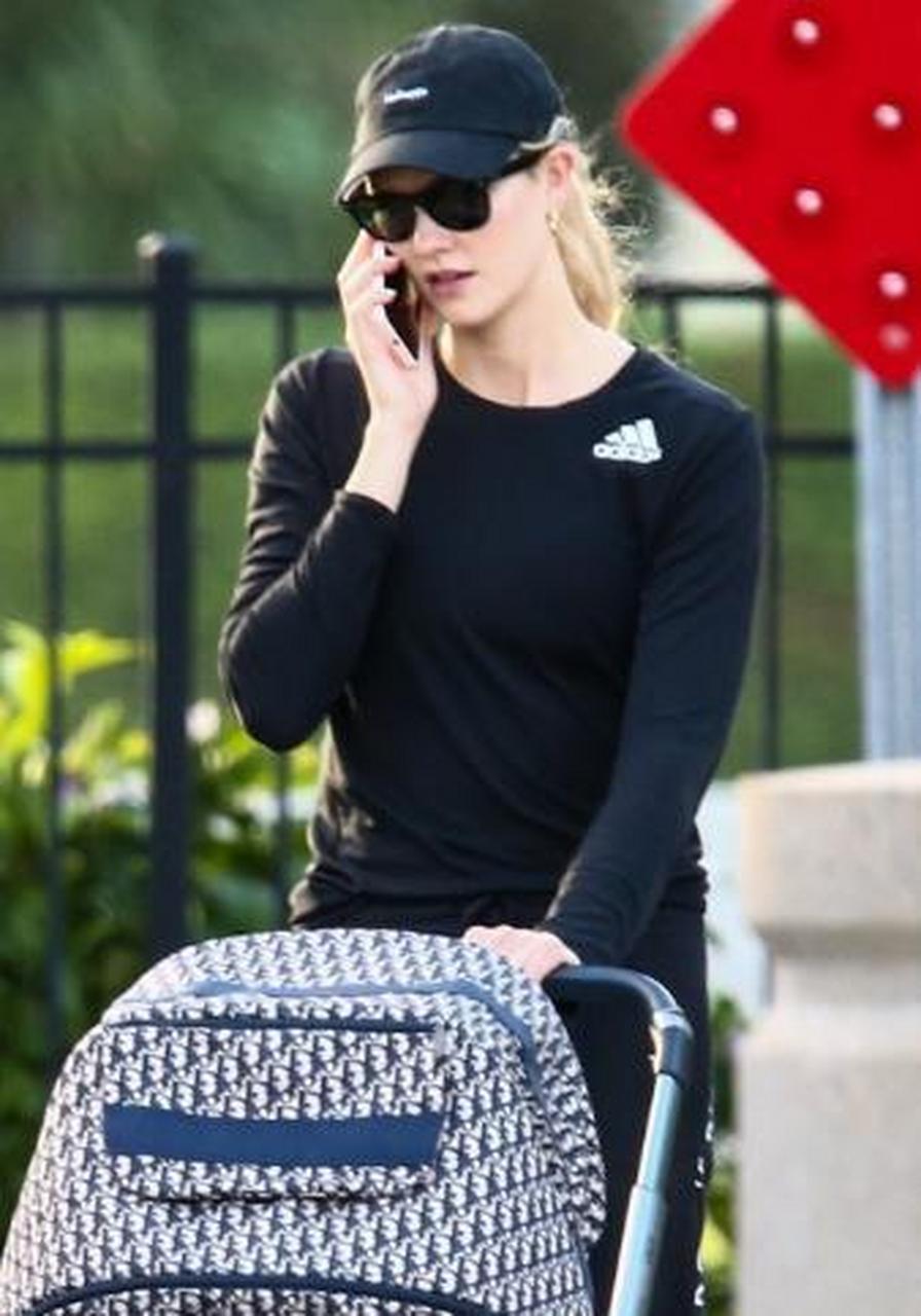 gif创作人# 卡莉·克劳斯最近穿了一身黑色的阿迪运动装,带着一款