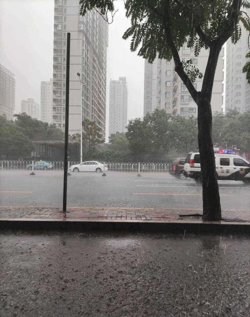 城市白天下雨真实图片图片