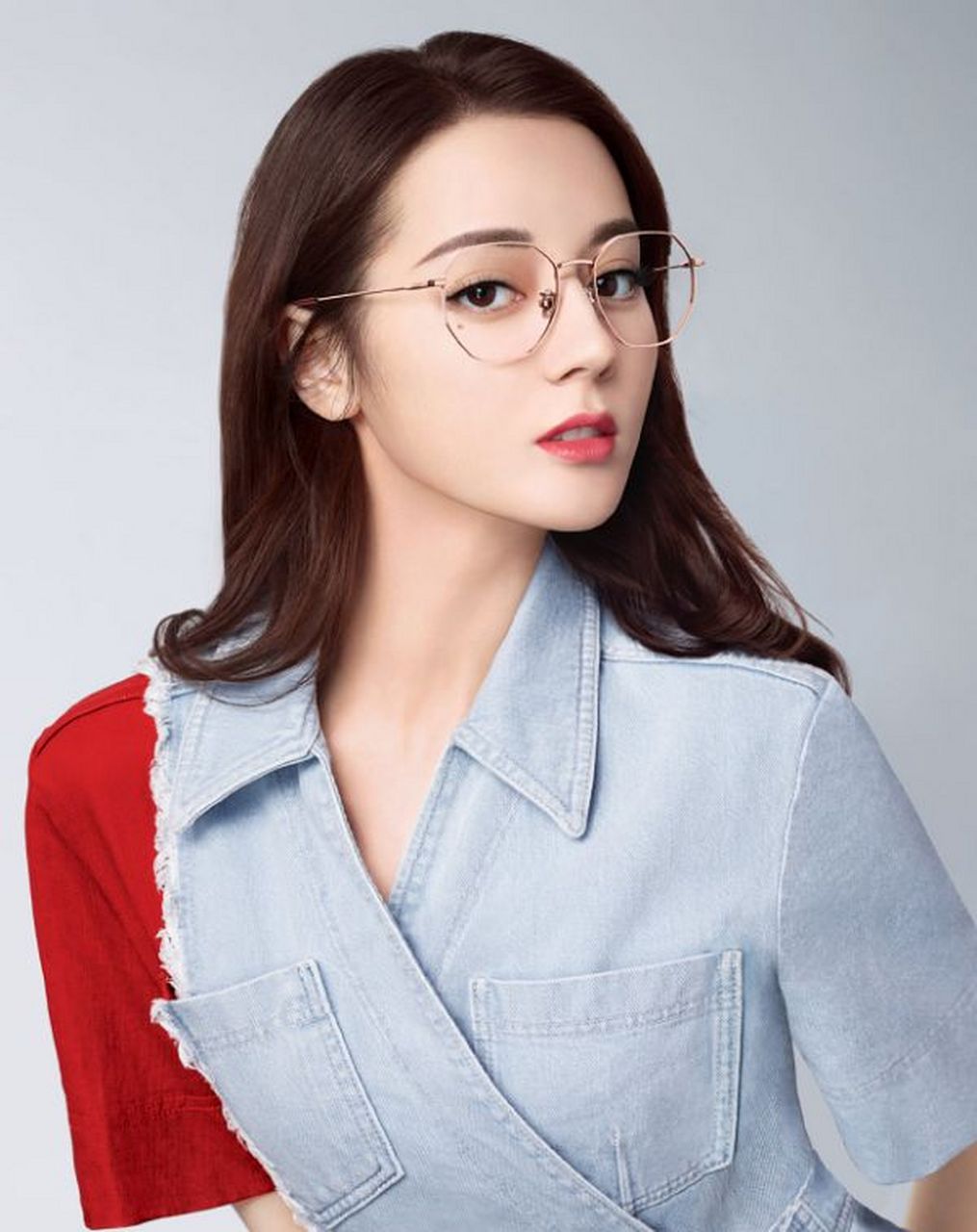 迪丽热巴戴着眼镜很文静,并且不缺少时尚感,整体比较简约,牛仔短袖上