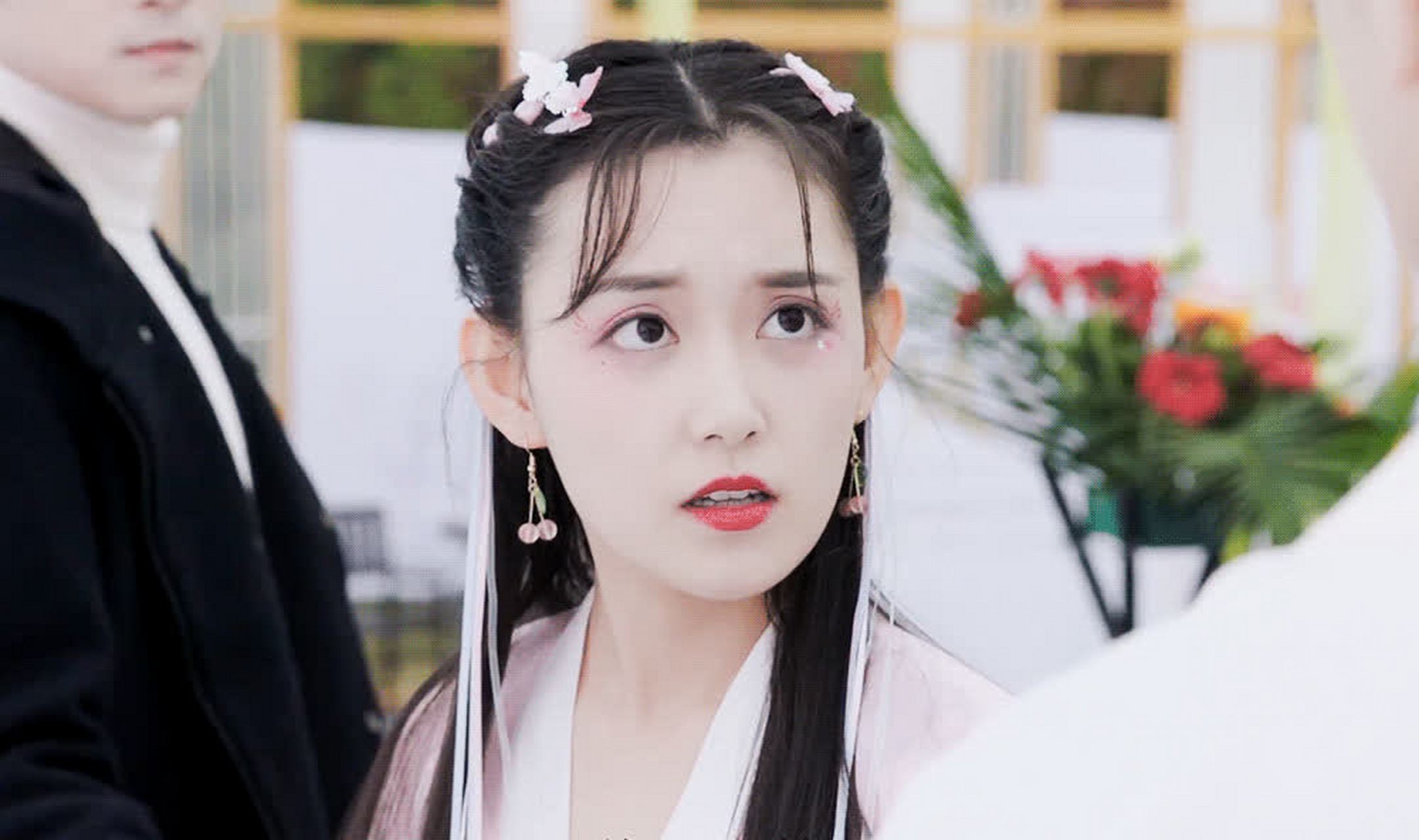 蒋依依的新剧造型怎么样? 这件老式衣服实在不适合她.