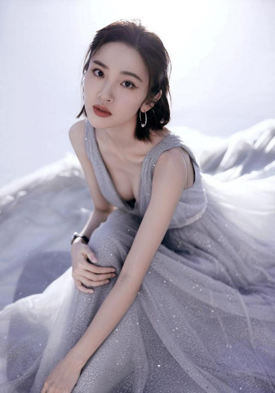 当妈后的唐艺昕也放开,大胆挑战深v裙还束腰,这身材哪像生过娃