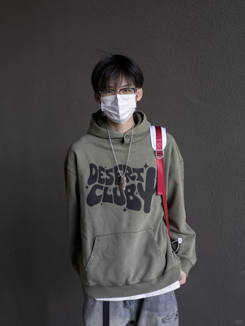 少年感穿搭指南 绿色卫衣搭配做旧牛仔裤 即复古又少年的搭配很难不