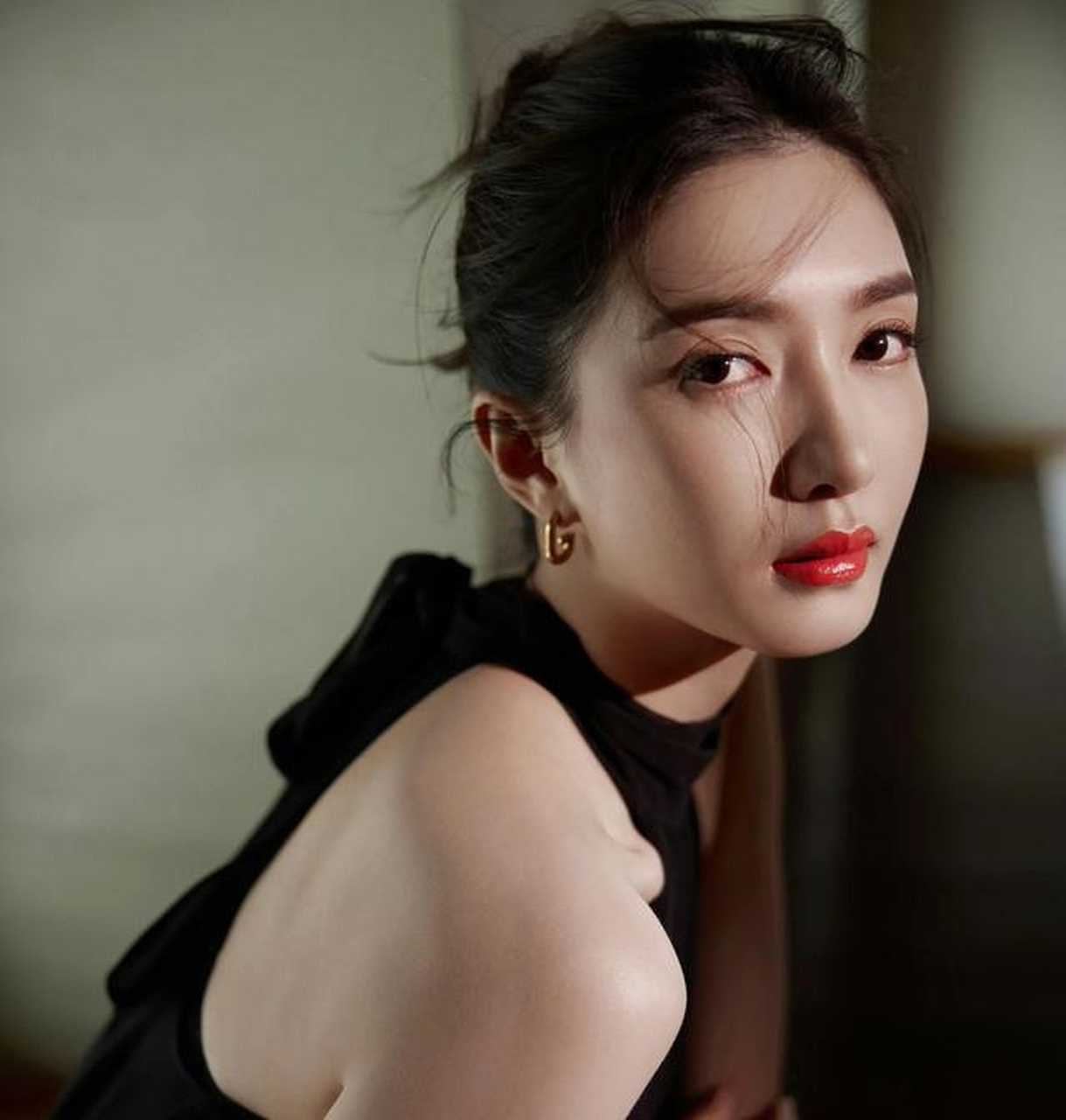 江疏影 黑色礼服和白色皮肤相映衬,精致的五官整个人好有气质!