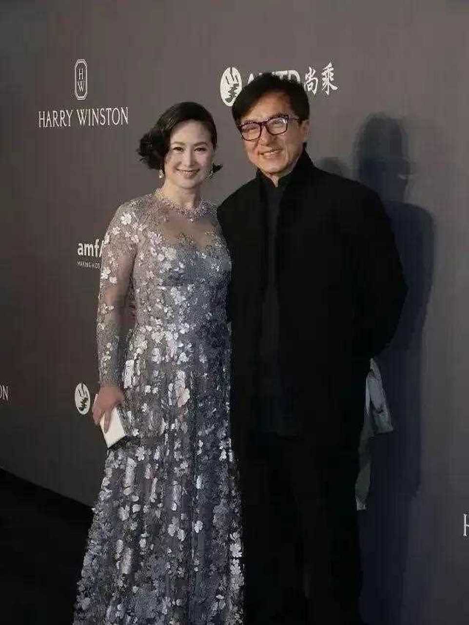 成龙大哥跟赌王千金何超琼同框时,规规矩矩,没有又搂又抱,甚至还有点