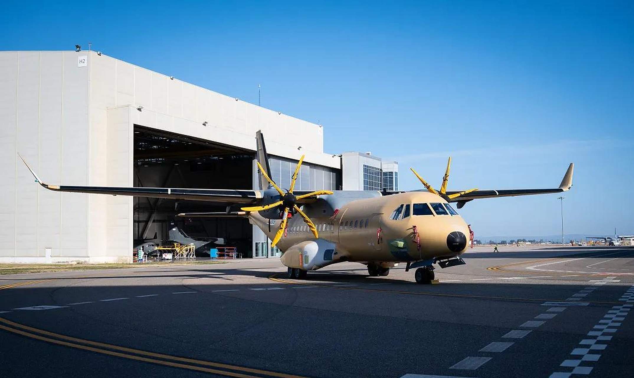 兵器影像# 印度空军订购的第一架c-295中型运输机在空客西班牙的钩Ё