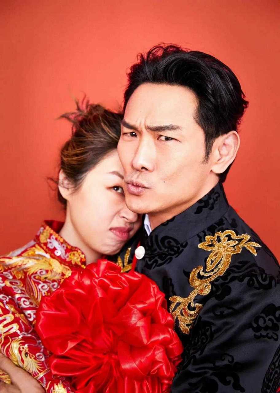 杜德伟发微博称:"借着十年,和老婆小小的"仪式感 "一下!