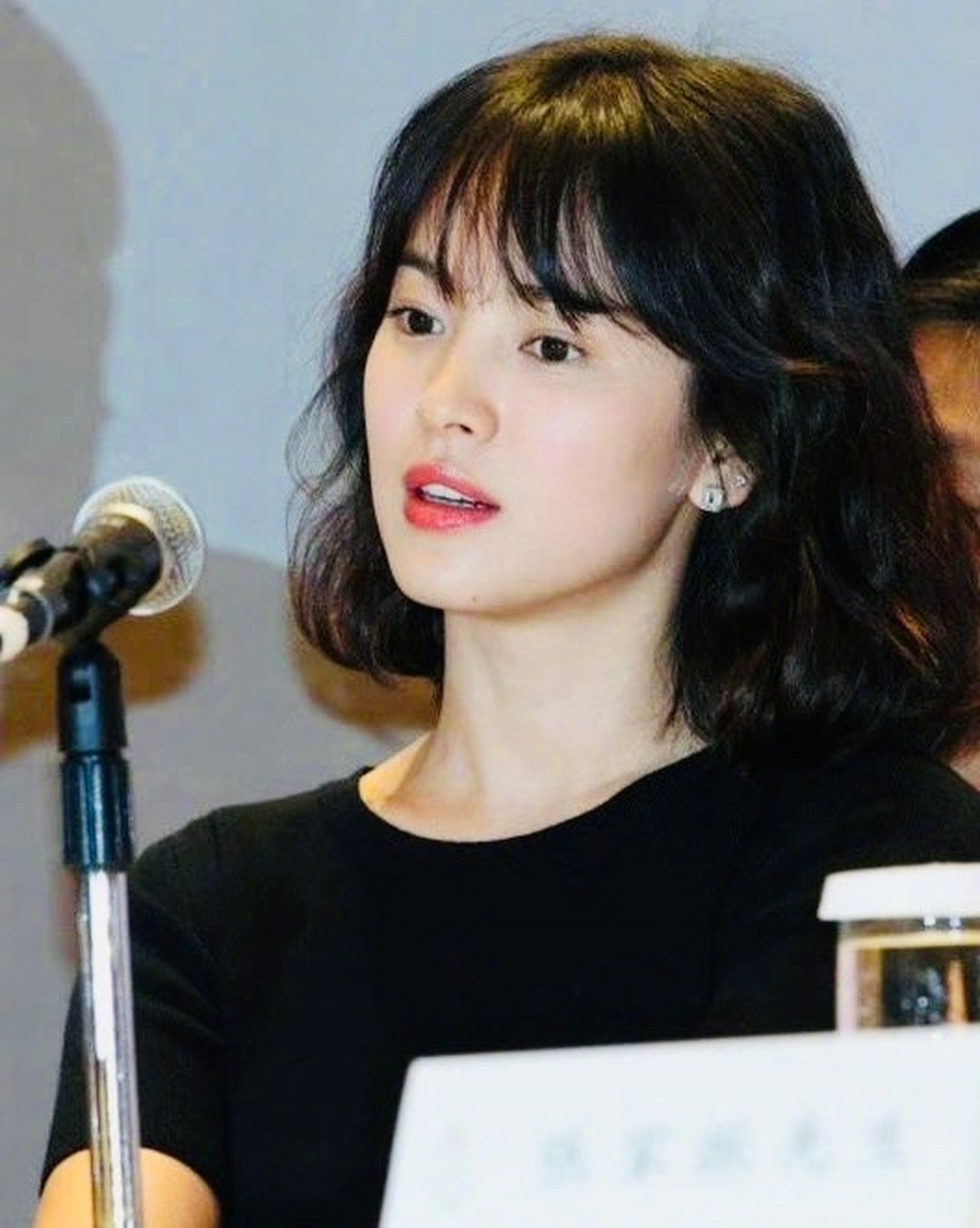 齐刘海微卷发蓬蓬头时期的宋慧乔 ,这张脸,注定出道即主角.