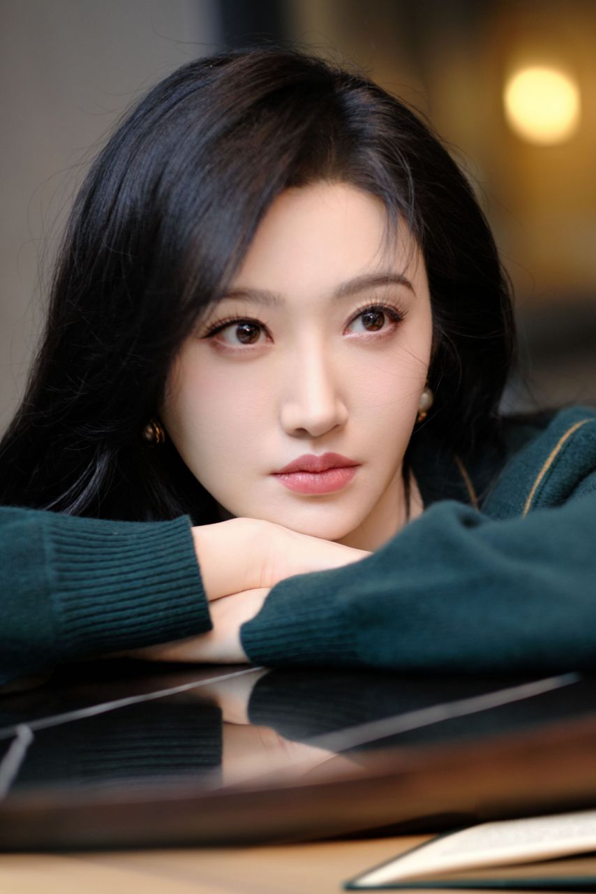 景甜# #娱乐热ai计划# 景甜近日穿着黑色皮裙亮相,纤细美腿及独特