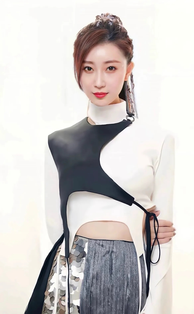 楚月(原名陈楚月),1992年2月11日出生于安徽省淮南市,中国内地女演员