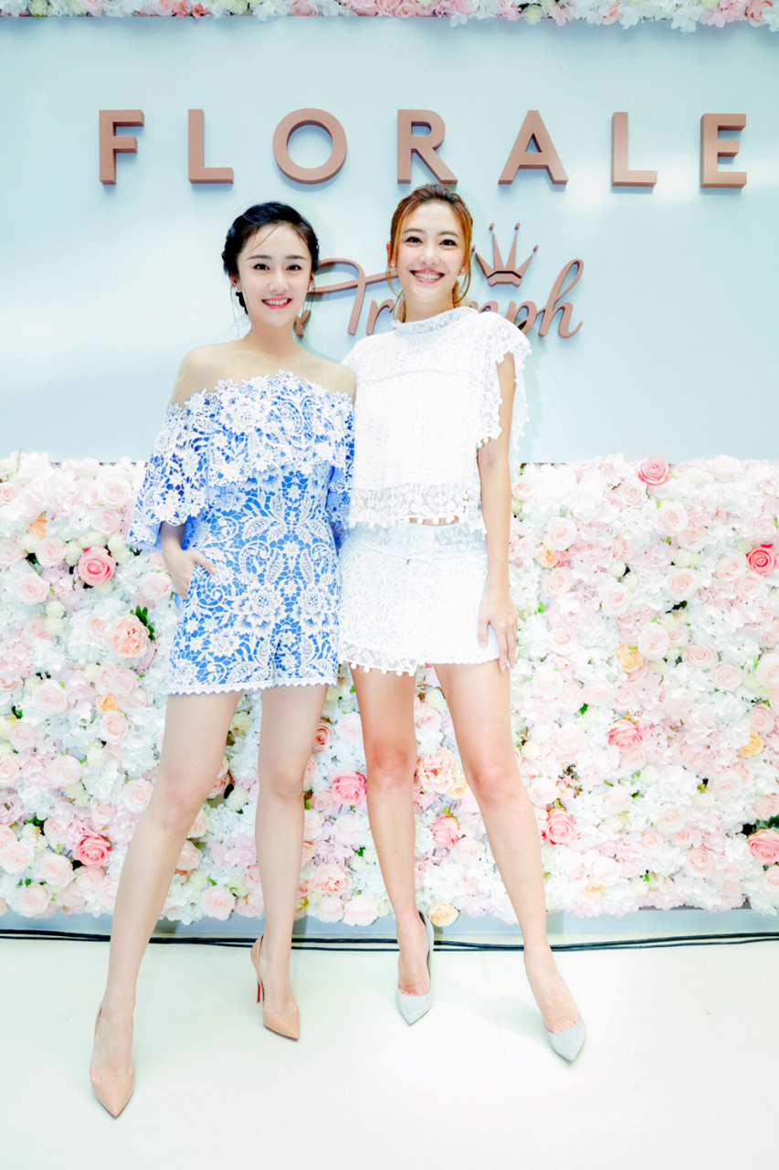 刘芸与应采儿同框,都穿镂空装显出"辣妈"气质,看着好养眼.