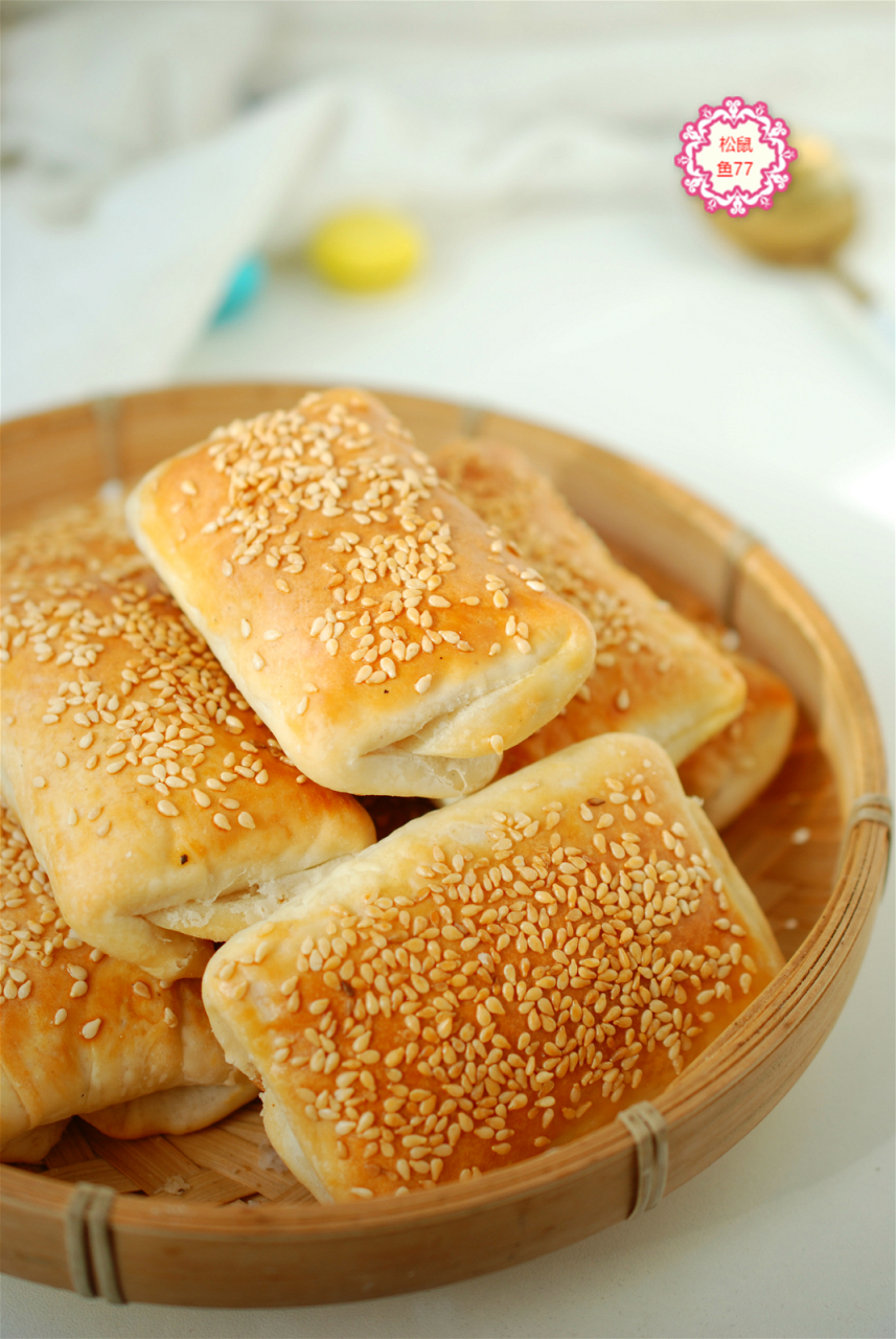 河北的缸炉烧饼,大人孩子都爱吃,只要是河北人没有不知道的,刚出炉的