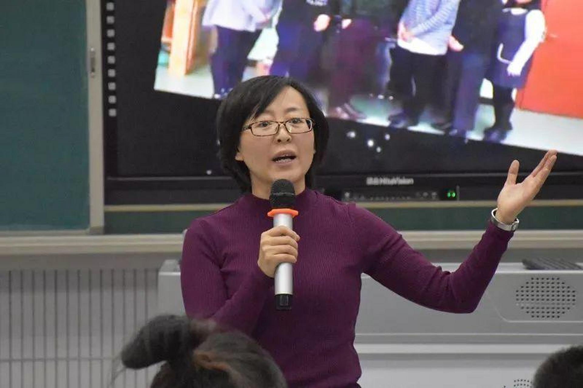 一位叫赵旭的语文老师,默默耕耘了16年,一直拿着不到3000块的死工资