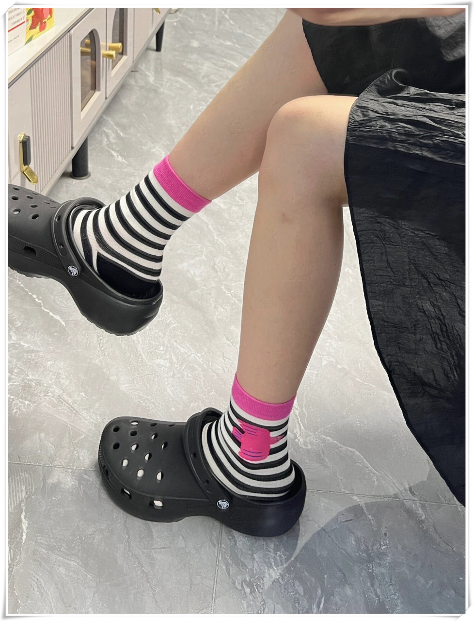 别管别人怎么说,我就是喜欢穿洞洞鞋搭配袜子!