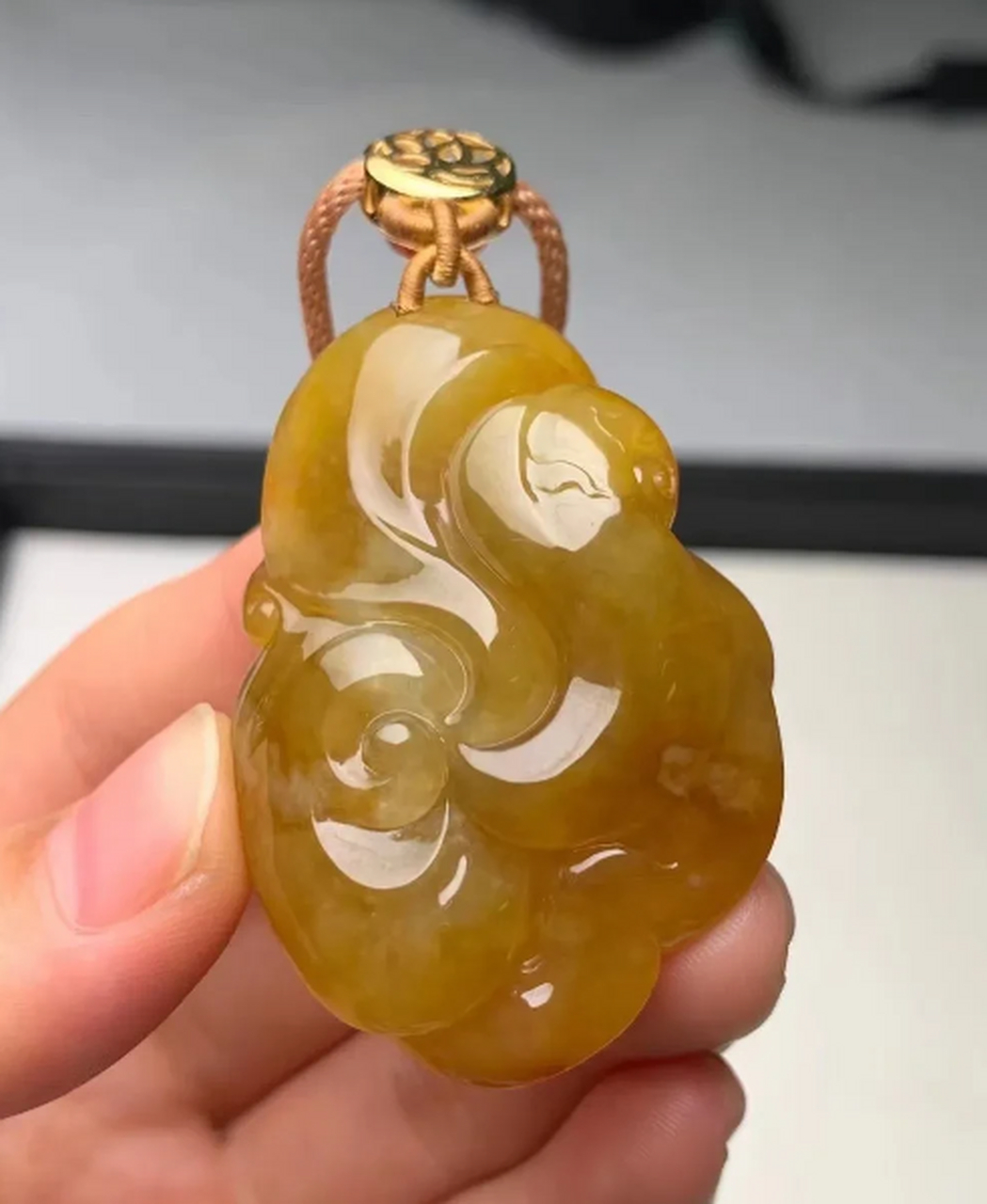 点击头像看直播##翡翠#冰种黄翡雕刻,种老冰润油性十足,鸡油黄品质