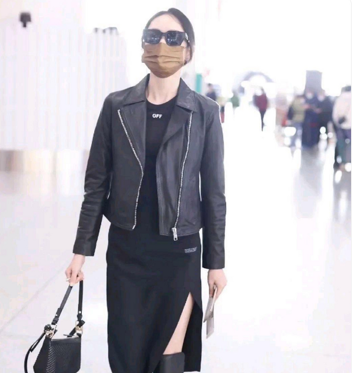 童瑶出行穿搭,黑色皮衣搭配黑色开衩裙 黑色长靴,又酷又飒,气场全开~!