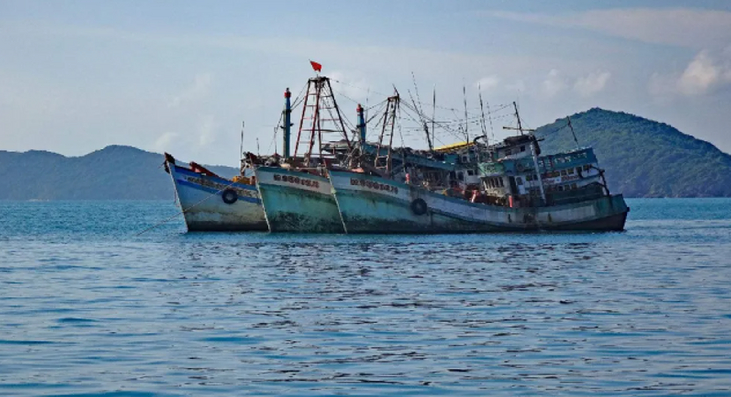 近期,我国东海环海海域进入了禁渔期,百艘韩国渔船闯入东海捕鱼,中国