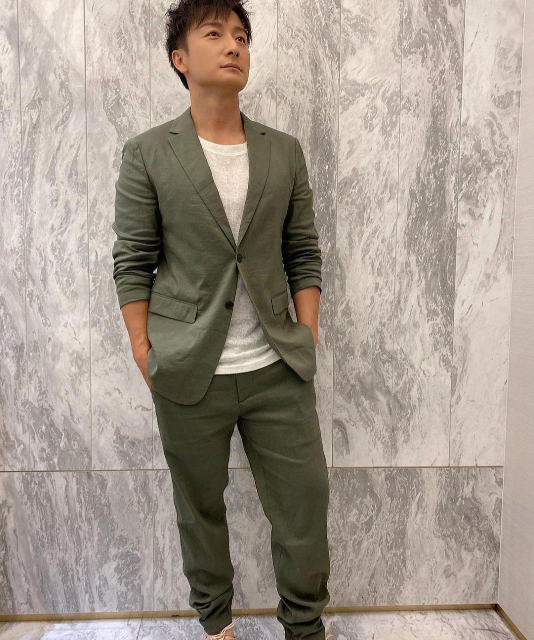 香港歌手方力申分享近照,他今年41岁依然单身