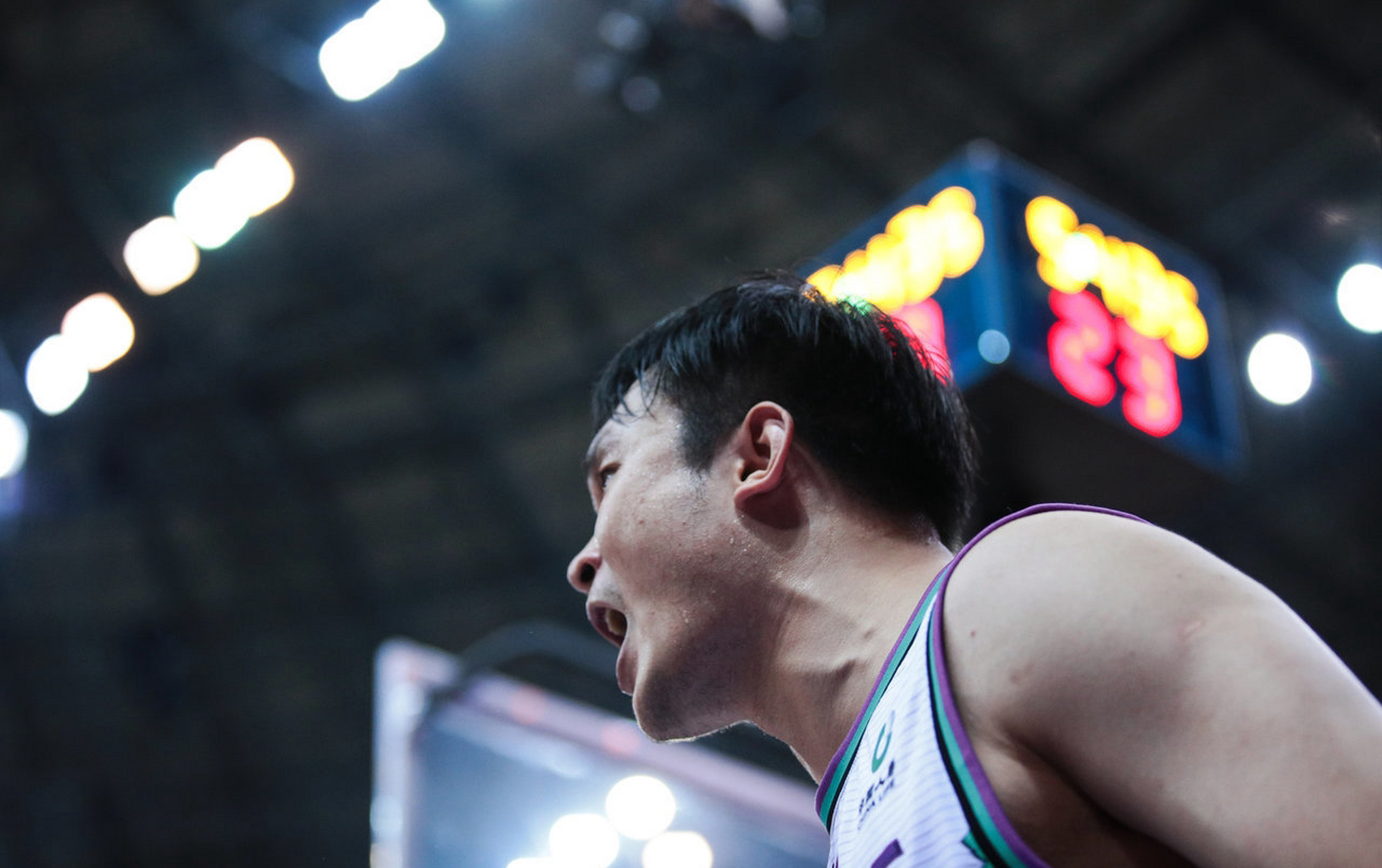 对于西热力江来说,或许他真的是可怜丁彦雨航吧,才了他这么一份工作.