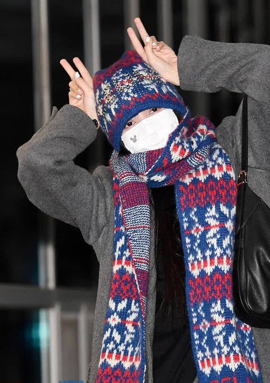 lisa220106 机场穿搭,帽子围巾好可爱[挤眼]