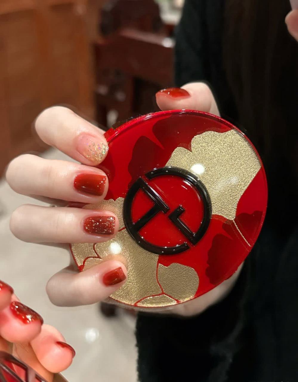 红色鎏金色美甲简约又高级,充满新年的喜庆气氛!