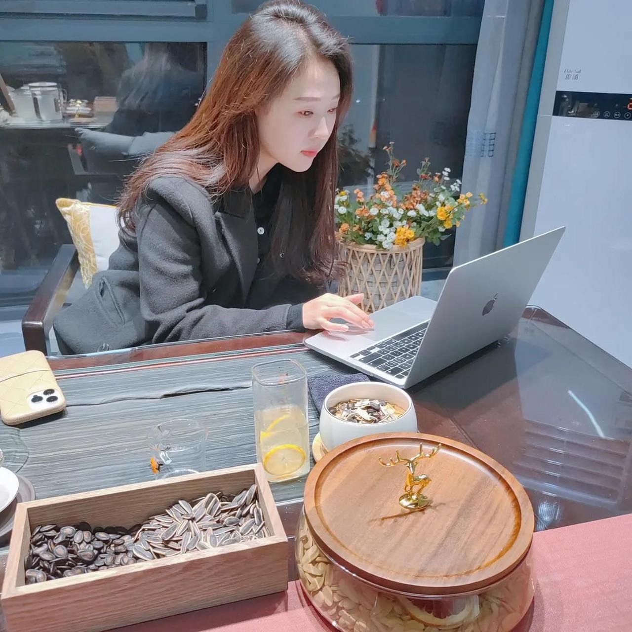 女孩子一定要努力工作阿,要在社会上找到自己的价值