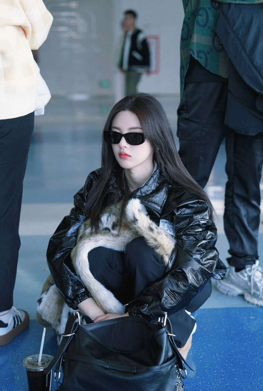 杨超越私服随拍皮草配雪地靴  杨超越近日展示了一套私人服装穿搭,她
