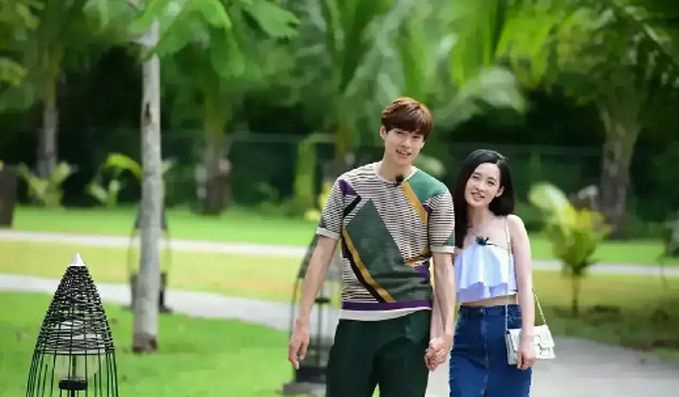 给魏大勋吹头发的是李沁#李沁和魏大勋两人手牵手公园游玩,同框铀说