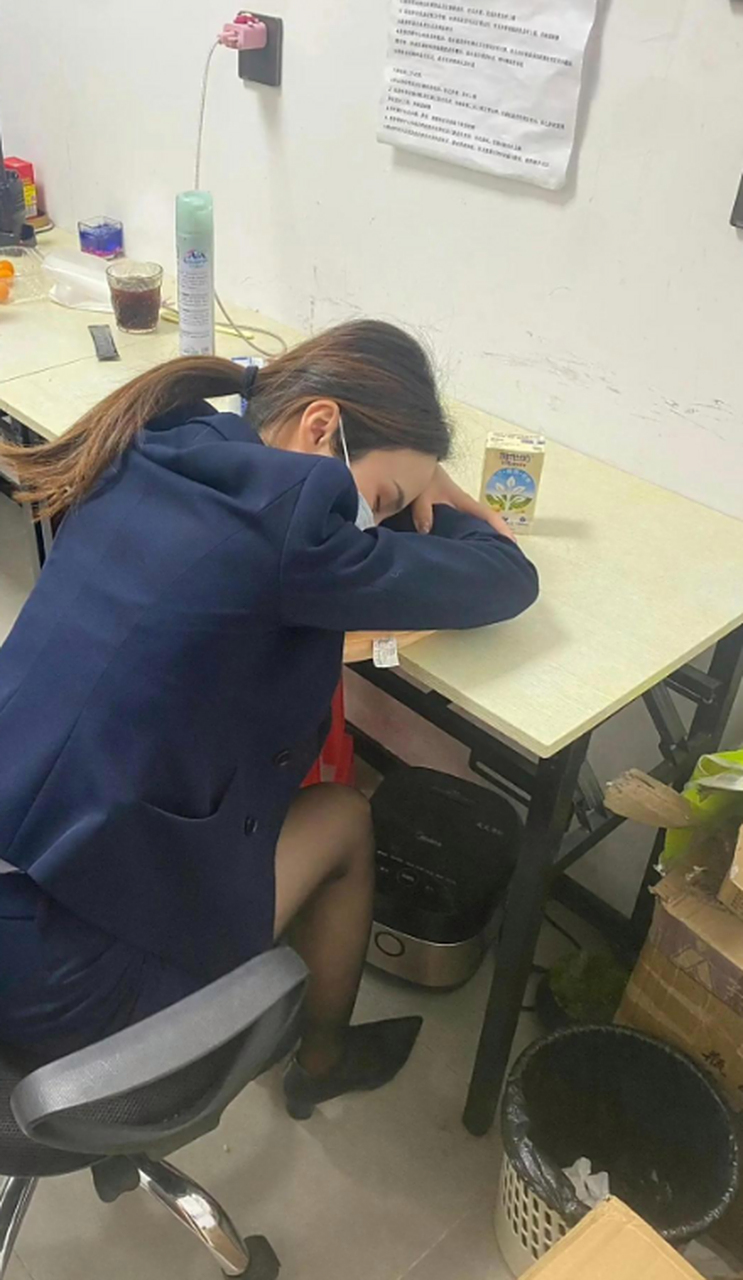 女同事在老板办公室呆了一个多小时,回来就一直睡,她怎么了