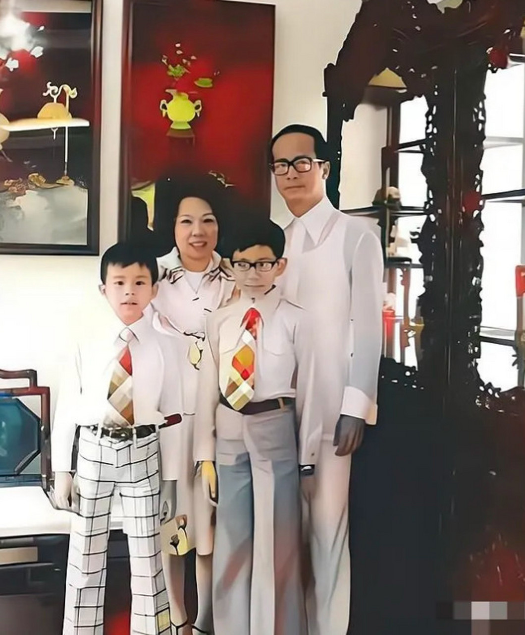 照片中的是李嘉诚,妻子庄月明,长子李泽钜,儿子李泽楷