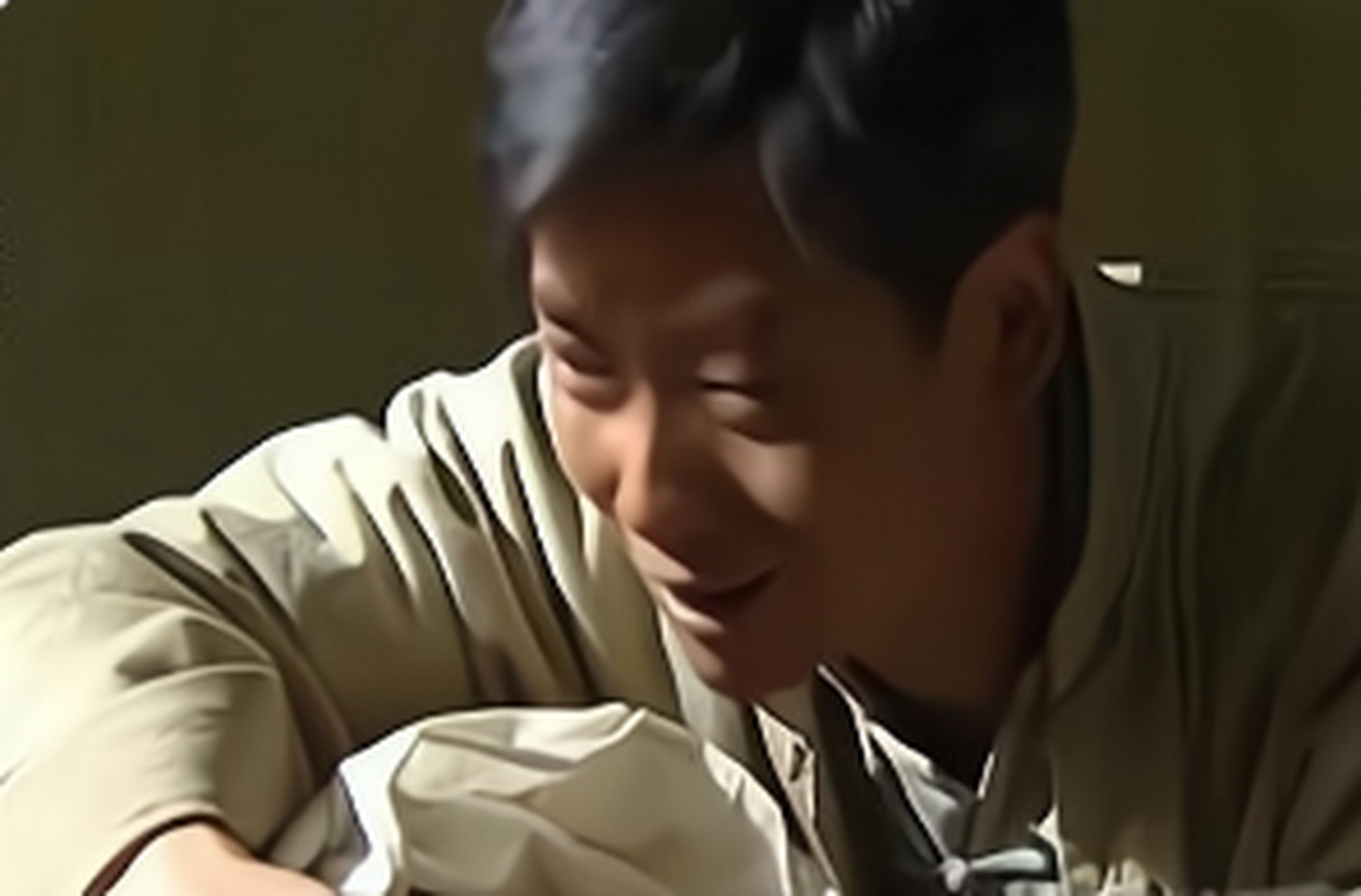 《活着》中最"揪心"的一幕:13岁的有庆给"县长夫人"抽血,竟被医生活活