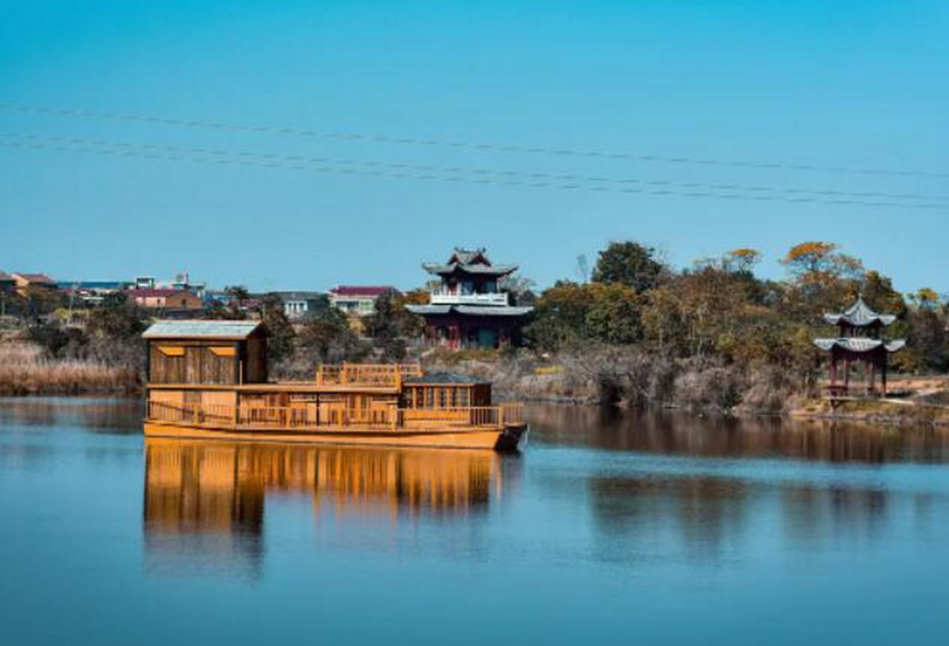 南矶山位于鄱阳湖近西南岸的湖域中,它是一座形似凤凰的小岛,是典型的