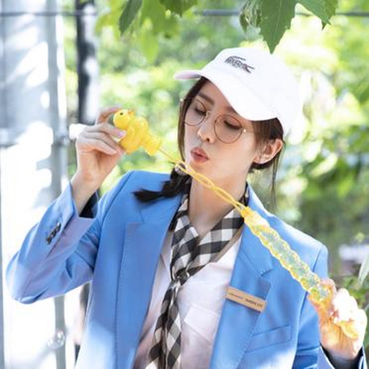 刘诗诗|蓝色西服优雅写真   #动态创作月##全民征文##初秋九月,请你发