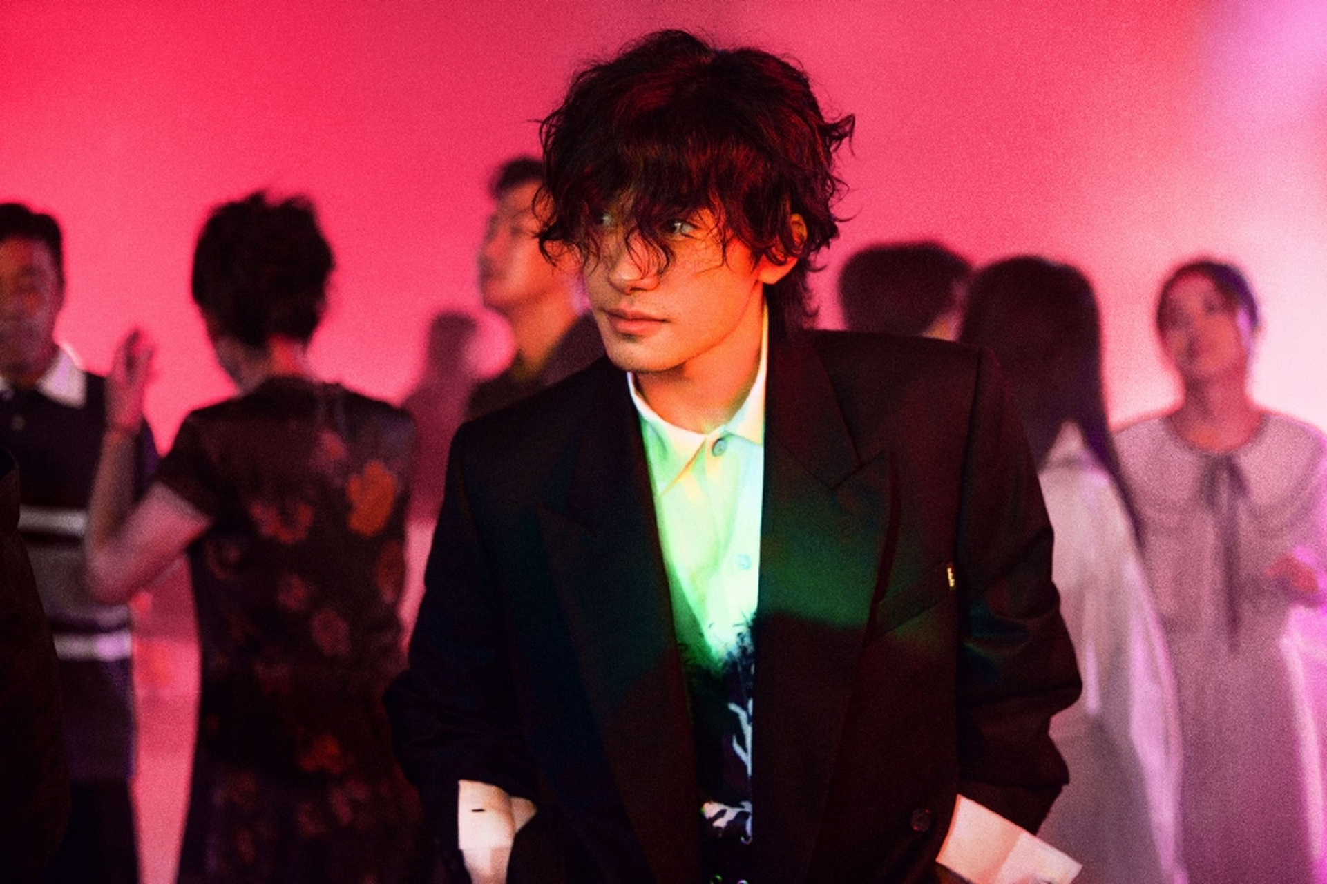 易烊千玺换卷发发型了,这第一眼还看不出来是他