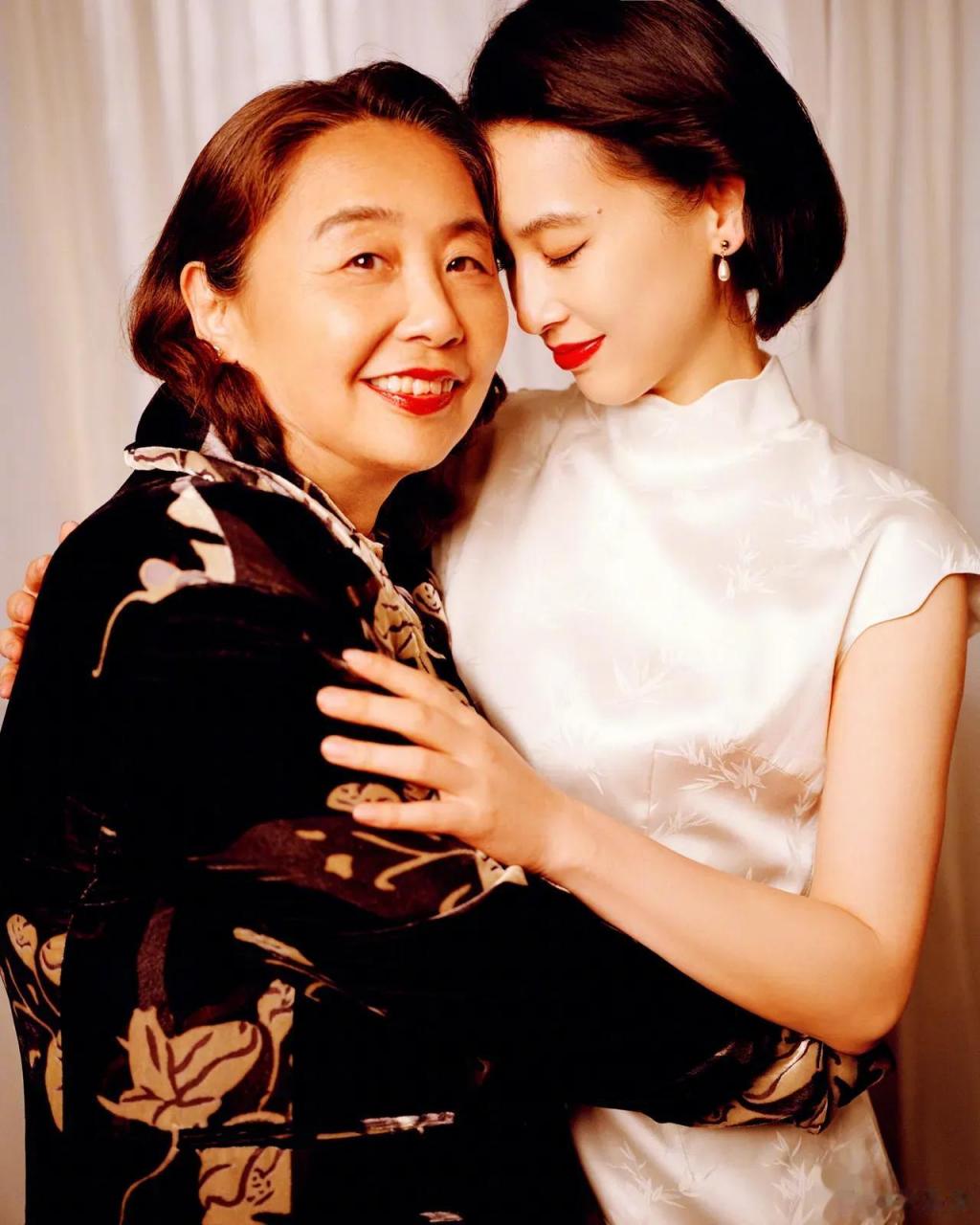 黄圣依和妈妈拍照,母女二人穿同款外套好温馨,黄圣依穿白色印花旗袍