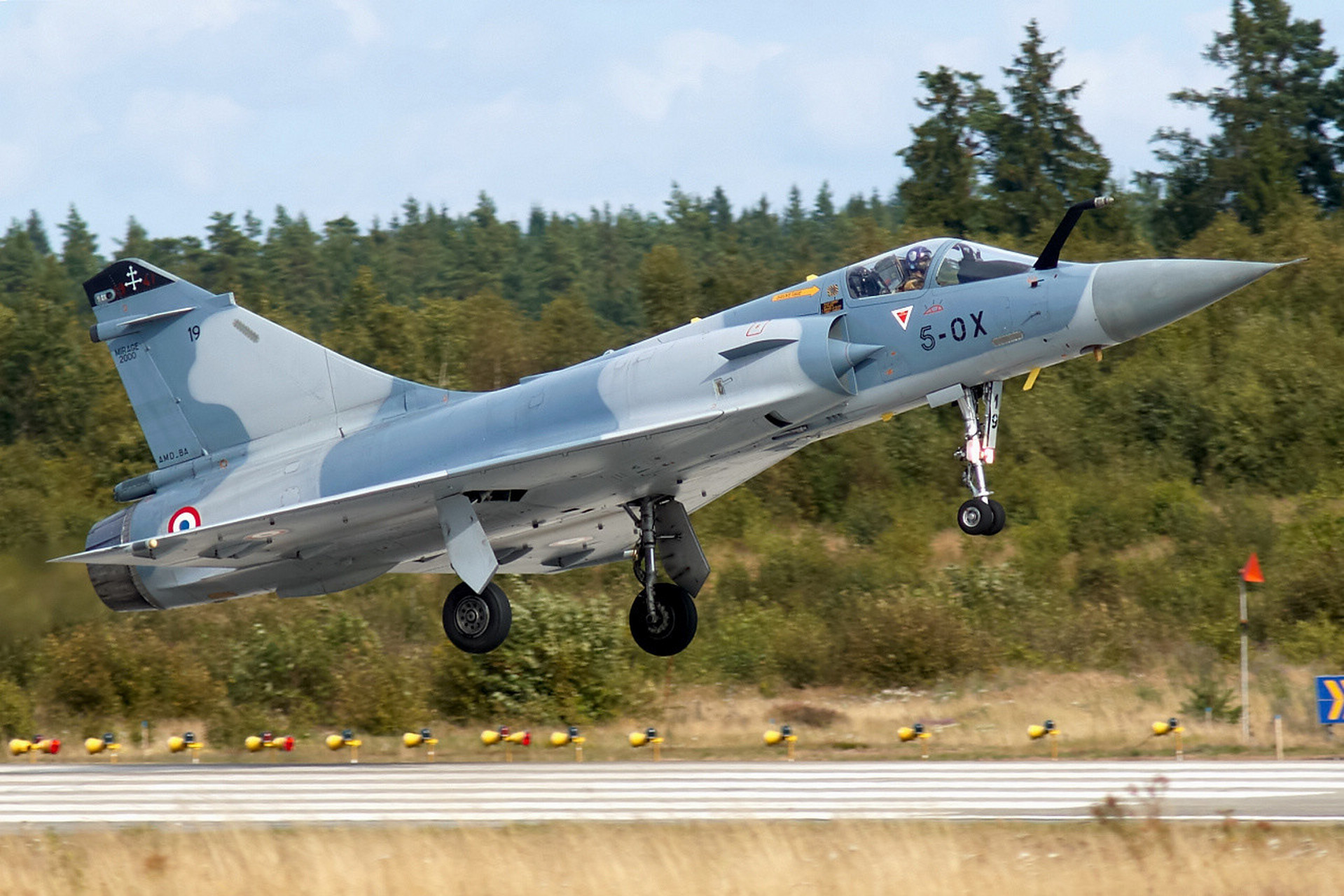 去年9月,印度媒体称,要从法国购买24架退役的幻影2000战斗机,总价值