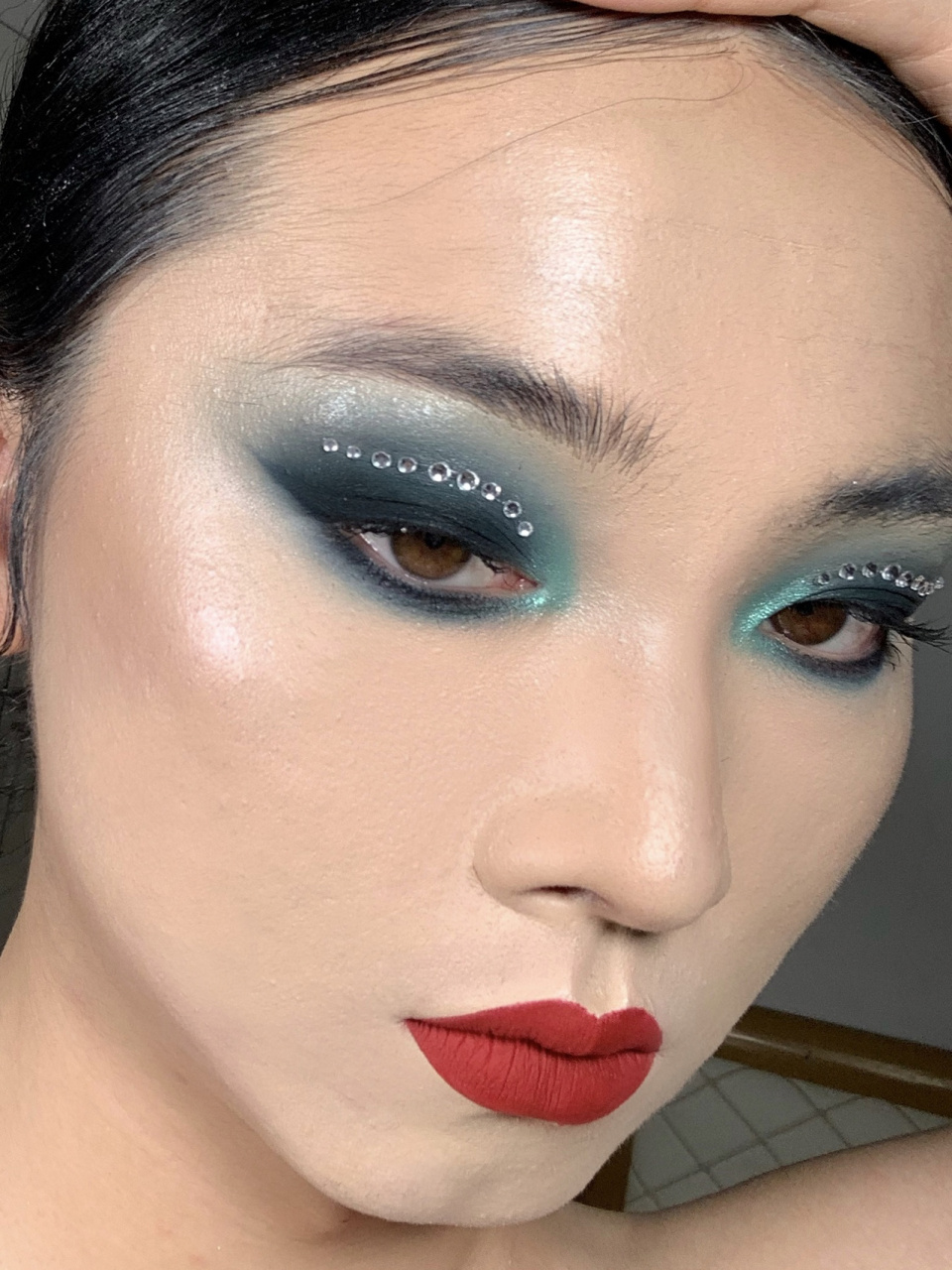 中了蓝色眼影的毒  深邃海蓝妆容分享  melt这盘smoke我收到好久这才