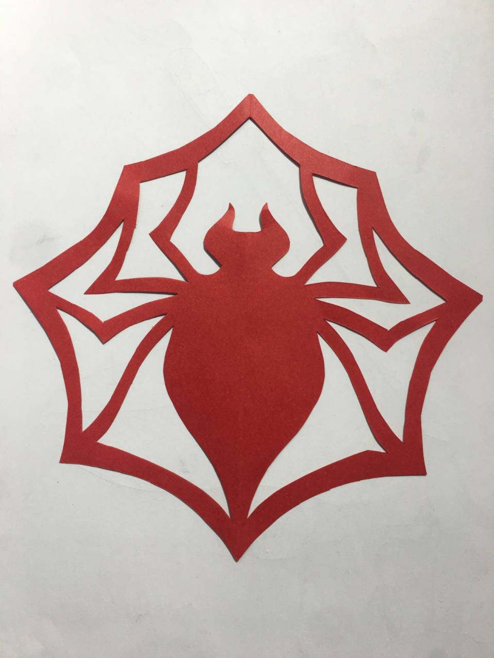 蜘蛛剪纸大挑战,简单的对称剪纸  对称剪纸的步骤如下:  将纸张对折