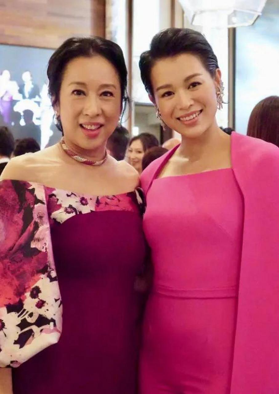 胡杏儿,这种鼻子叫悬胆鼻,天生明星相,很有福气的.