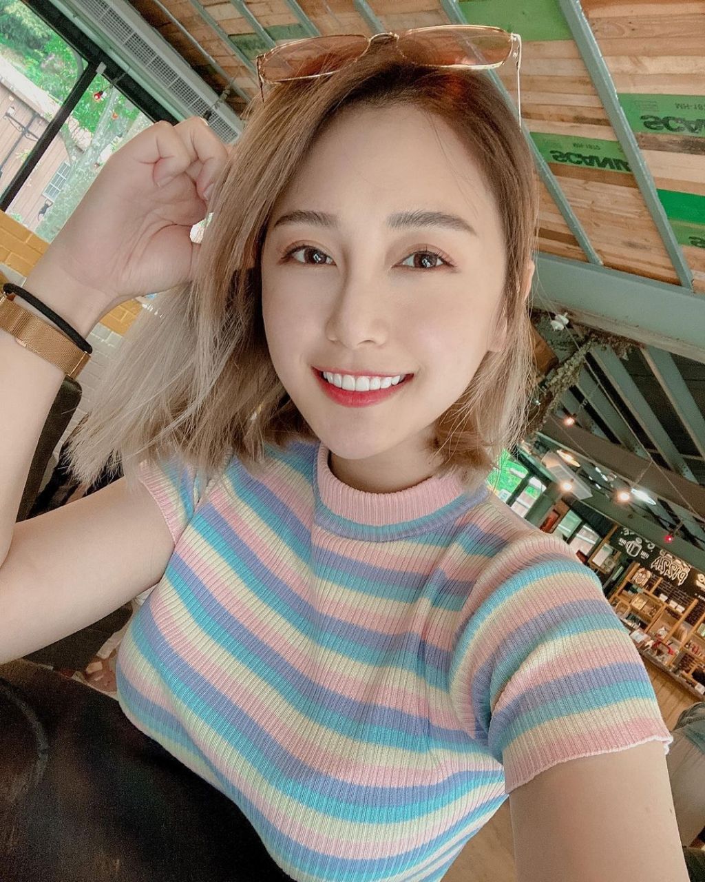 陈乐乐保守衣服下依然可以看出曼妙曲线,那饱满凹凸的豪乳好身姿让人