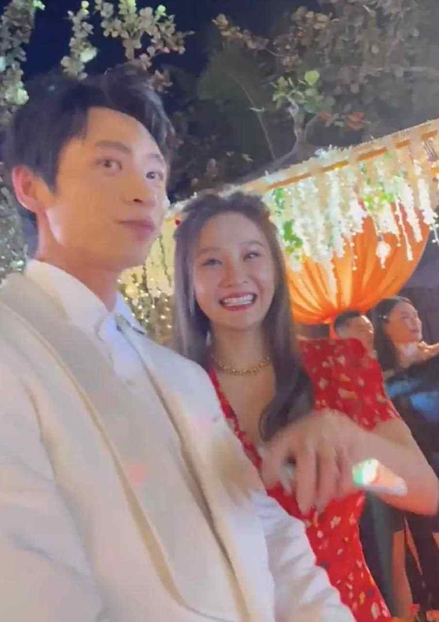 魏晨的老婆于玮很漂亮,两人很般配.