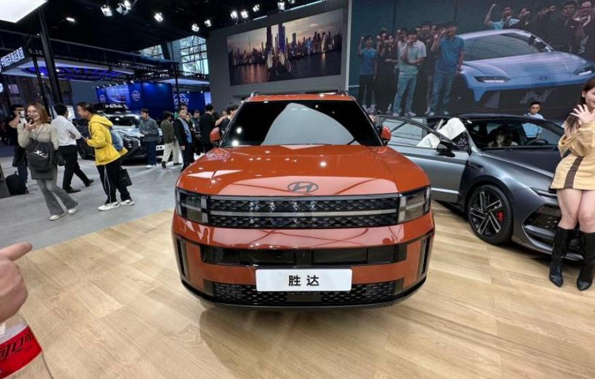 在2023广州车展,全新一代现代胜达亮相,外观改为硬朗风格,灯组造型