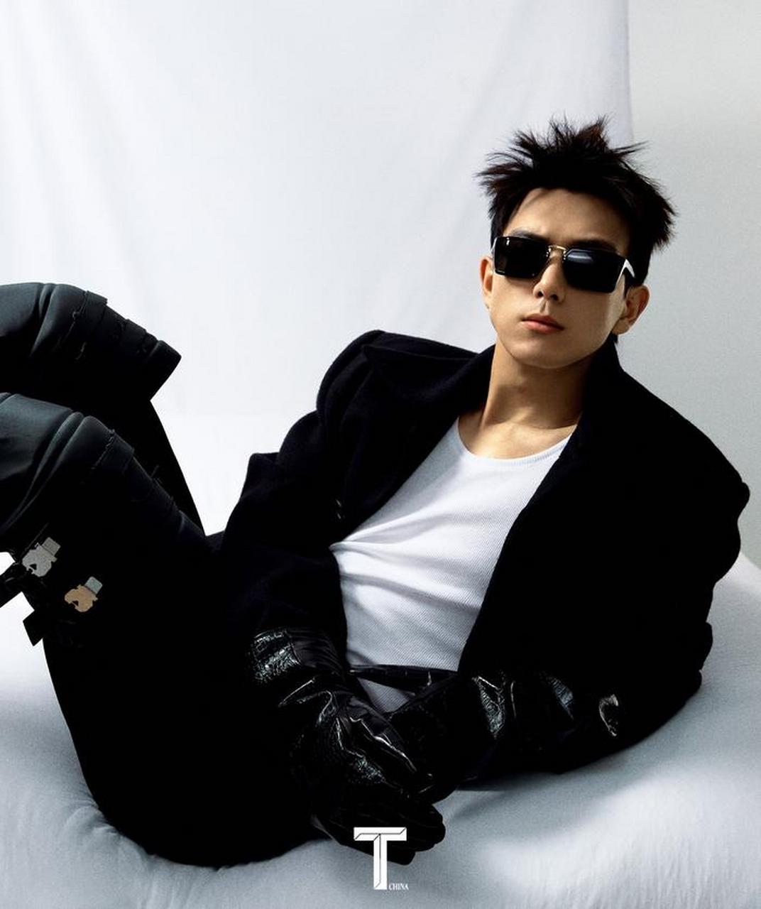 李现出镜 t 中文版八月刊,白背心搭配短发造型演绎白色梦境大片,简单