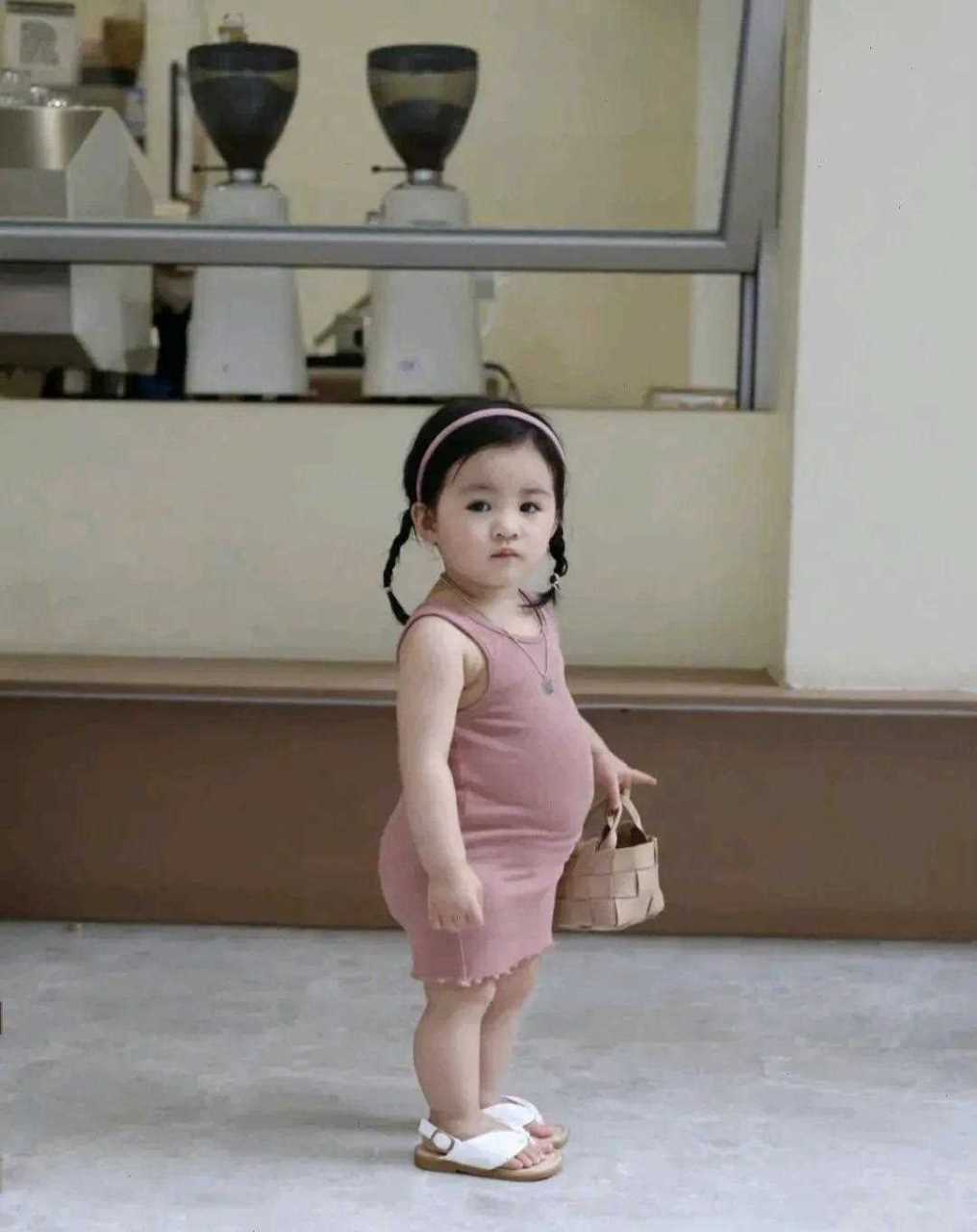 这位胖嘟嘟的小姑娘就是穿啥都好看,[嘿哈] 爱了 ,太爱了![尬笑]