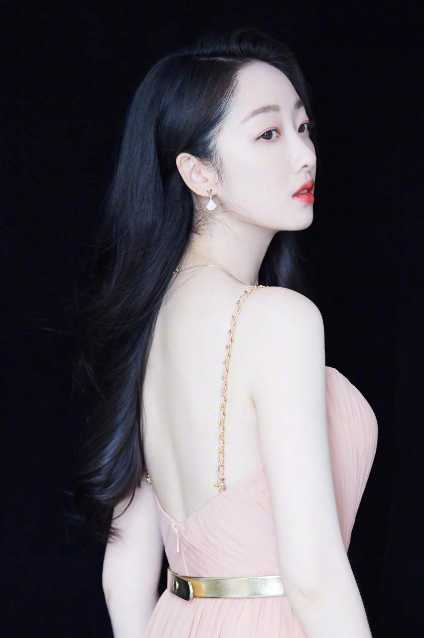 蒋梦婕梦幻写真,红唇迷人玉腿白滑.